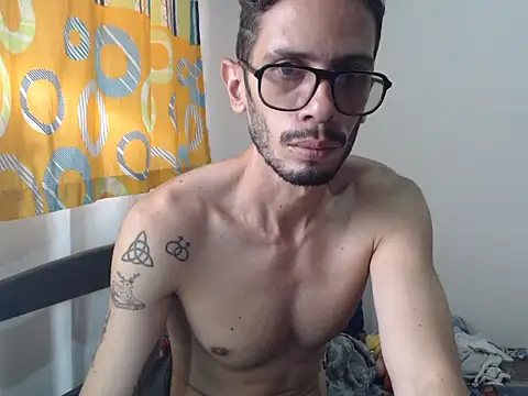 Snapshot of alisterxxx chatting on May 21, 2026, 3:52 pm alisterxxx online show from May 21, 2026, 3:52 pm
