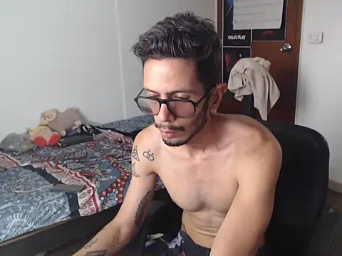 Snapshot of alisterxxx chatting on May 25, 2026, 3:18 pm alisterxxx online show from May 25, 2026, 3:18 pm
