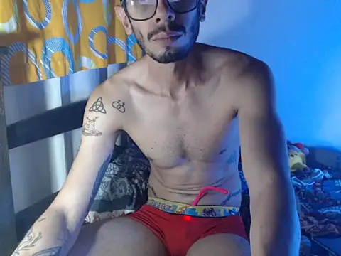 Snapshot of alisterxxx chatting on May 28, 2026, 2:42 am alisterxxx online show from May 28, 2026, 2:42 am