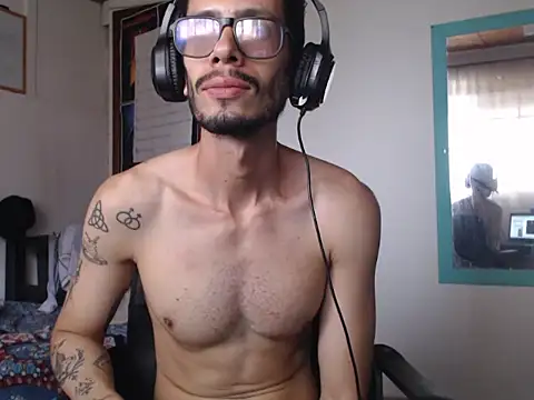 Snapshot of alisterxxx chatting on May 28, 2026, 4:04 pm alisterxxx online show from May 28, 2026, 4:04 pm