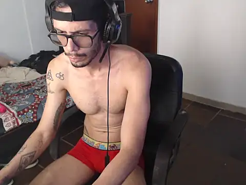 Snapshot of alisterxxx chatting on May 29, 2026, 6:06 pm alisterxxx online show from May 29, 2026, 6:06 pm