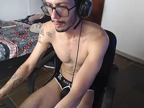 Snapshot of alisterxxx chatting on May 30, 2026, 2:25 pm alisterxxx online show from May 30, 2026, 2:25 pm