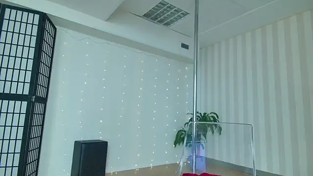 girl nextd00r online show from February 6, 2025, 1:10 pm