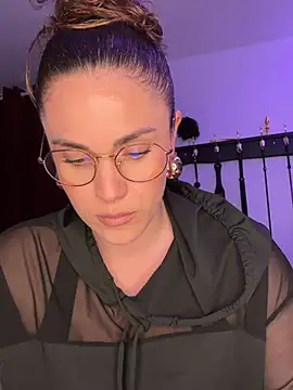 Snapshot of Clara-xoxo chatting on March 4, 2025, 8:27 pm Clara-xoxo online show from March 4, 2025, 8:27 pm