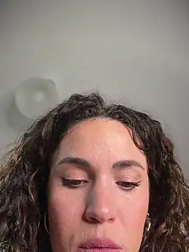 Snapshot of Clara-xoxo chatting on February 10, 2026, 2:21 pm Clara-xoxo online show from February 10, 2026, 2:21 pm