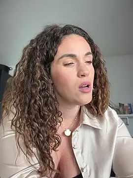 Snapshot of Clara-xoxo chatting on February 18, 2026, 1:40 pm Clara-xoxo online show from February 18, 2026, 1:40 pm