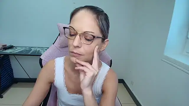 Snapshot of alixfeeling chatting on October 7, 2025, 2:36 pm alixfeeling online show from October 7, 2025, 2:36 pm