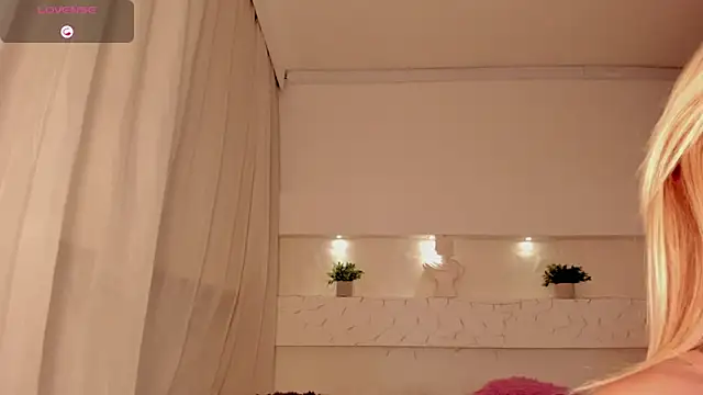 Snapshot of AshleyRoys chatting on March 15, 2025, 10:55 pm AshleyRoys online show from March 15, 2025, 10:55 pm