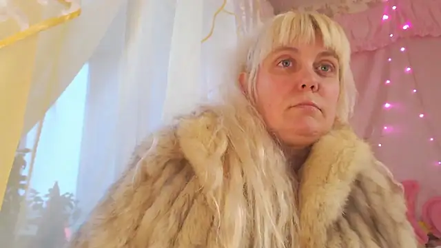 SunnySylvia online show from February 18, 2026, 1:29 pm