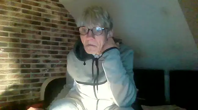 Snapshot of InMeinenMund chatting on December 6, 2024, 8:51 pm InMeinenMund online show from December 6, 2024, 8:51 pm