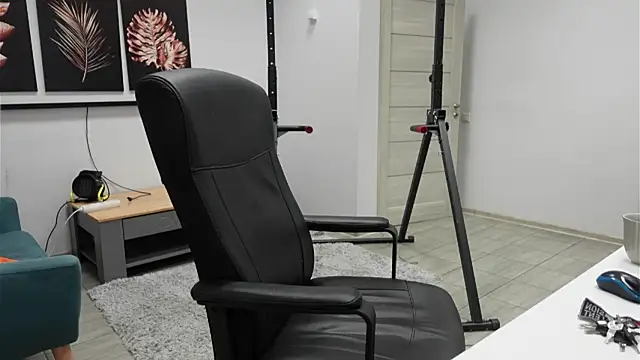 Snapshot of Tommy_Burnz chatting on November 20, 2025, 1:44 pm Tommy Burnz online show from November 20, 2025, 1:44 pm