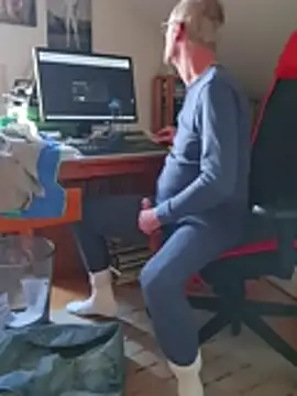 Snapshot of BerndisCam chatting on December 1, 2025, 2:33 pm BerndisCam online show from December 1, 2025, 2:33 pm