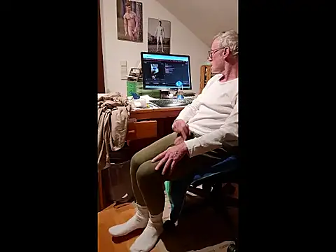 Snapshot of BerndisCam chatting on December 17, 2025, 4:02 pm BerndisCam online show from December 17, 2025, 4:02 pm