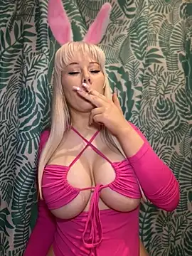 LaraHollywood online show from April 3, 2026, 8:12 am