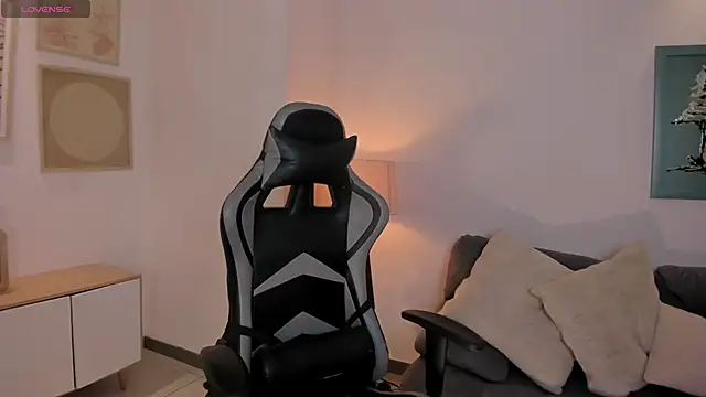 EllaClark online show from November 1, 2025, 6:10 pm