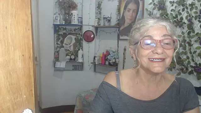 Snapshot of FunnyGrandma chatting on May 19, 2026, 11:00 pm FunnyGrandma online show from May 19, 2026, 11:00 pm