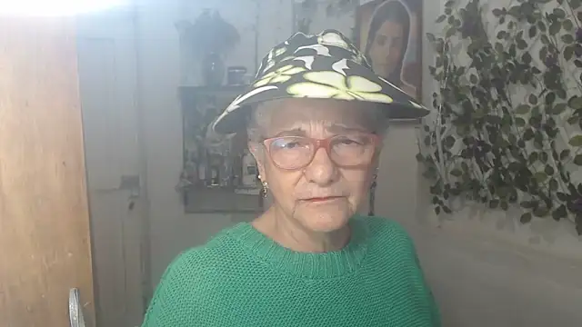 Snapshot of FunnyGrandma chatting on June 4, 2026, 10:38 pm FunnyGrandma online show from June 4, 2026, 10:38 pm