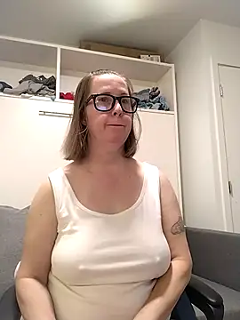 SweetandNaughty1 online show from January 8, 2026, 8:33 pm