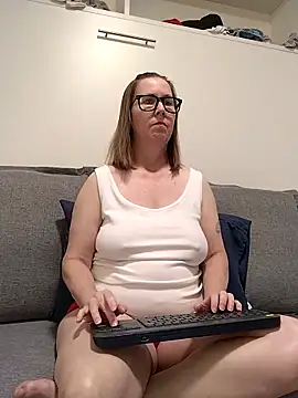 Snapshot of SweetandNaughty1 chatting on May 6, 2026, 8:03 pm SweetandNaughty1 online show from May 6, 2026, 8:03 pm