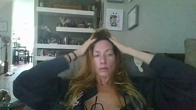 Snapshot of Rhodesxox chatting on October 8, 2025, 6:38 pm Rhodesxox online show from October 8, 2025, 6:38 pm