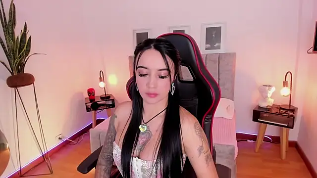 EmmyEvans1 online show from January 28, 2025, 7:42 pm