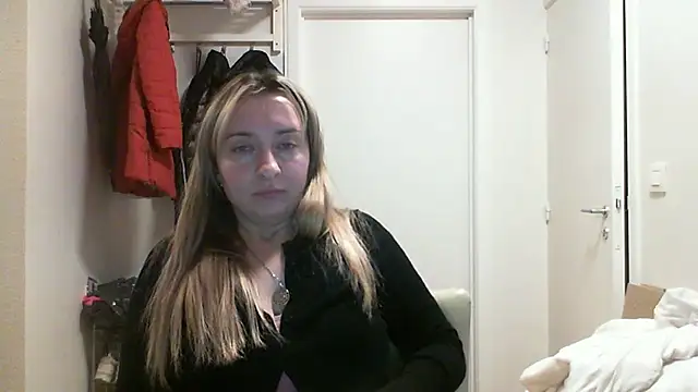 SusanCurt online show from December 3, 2025, 8:56 am