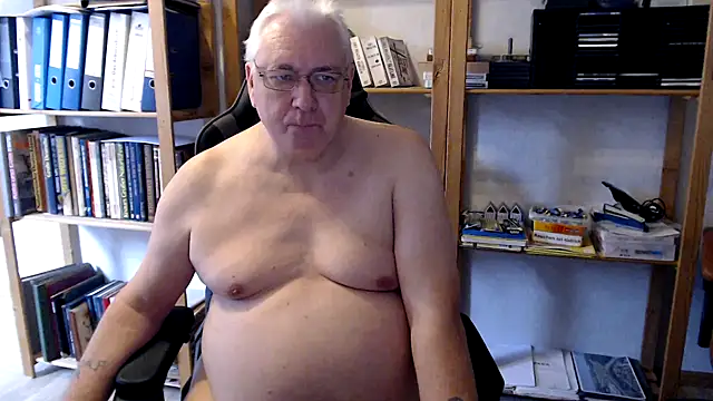 SchwanzhureXXL online show from September 12, 2025, 1:33 pm