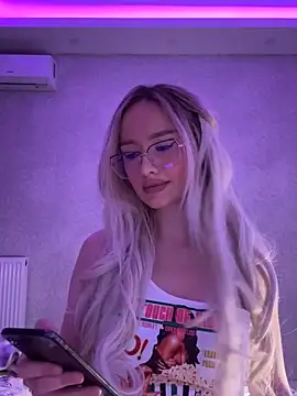 Snapshot of mollyxxx chatting on January 13, 2025, 1:23 am mollyxxx online show from January 13, 2025, 1:23 am