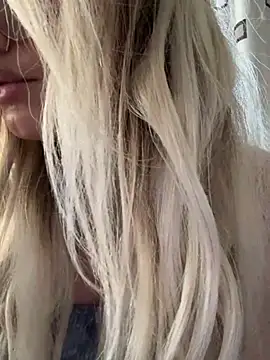 Snapshot of mollyxxx chatting on March 9, 2025, 5:44 am mollyxxx online show from March 9, 2025, 5:44 am