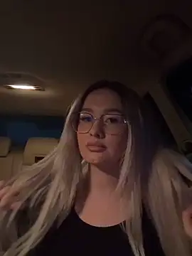 Snapshot of mollyxxx chatting on April 3, 2026, 11:36 pm mollyxxx online show from April 3, 2026, 11:36 pm