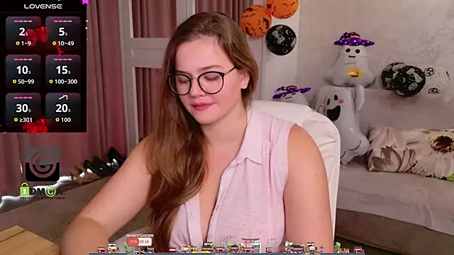 KellyKleine online show from November 3, 2025, 10:05 am