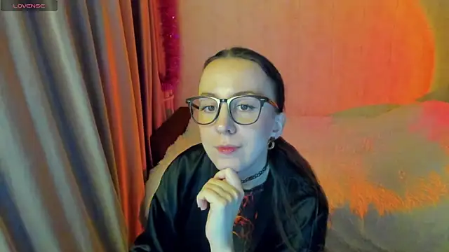 Snapshot of CurlySteph chatting on November 7, 2025, 5:57 pm CurlySteph online show from November 7, 2025, 5:57 pm