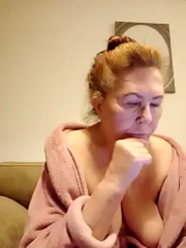 Snapshot of Hottie-Mom chatting on April 16, 2026, 9:04 pm Hottie-Mom online show from April 16, 2026, 9:04 pm