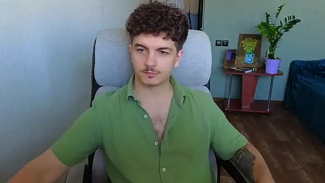 Snapshot of Remy_Miles chatting on June 12, 2026, 4:44 am Remy Miles online show from June 12, 2026, 4:44 am