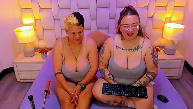 MiaYMolly online show from December 2, 2025, 1:44 am