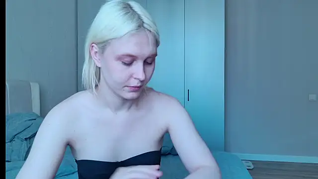 Snapshot of Evelyn_rabbit chatting on September 19, 2025, 5:20 am Evelyn rabbit online show from September 19, 2025, 5:20 am