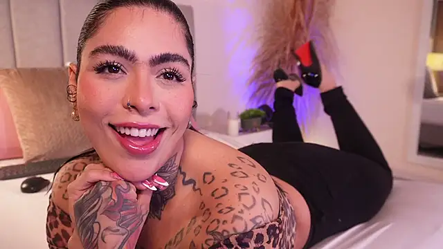 Snapshot of curvyliciousss chatting on October 11, 2025, 4:49 pm curvyliciousss online show from October 11, 2025, 4:49 pm