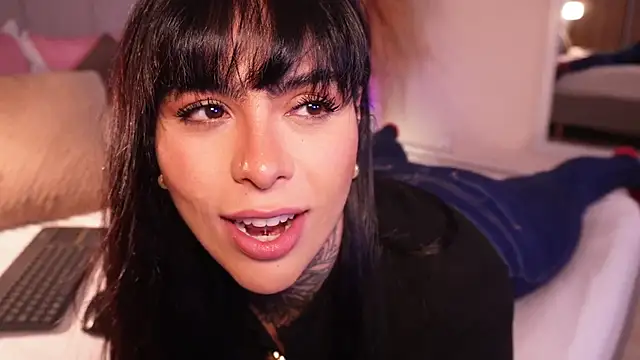 Snapshot of curvyliciousss chatting on October 21, 2025, 4:19 pm curvyliciousss online show from October 21, 2025, 4:19 pm