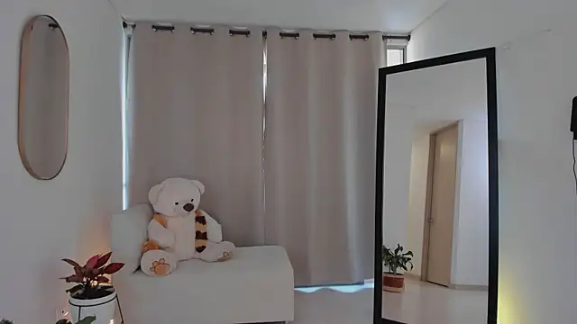 roxie gates  online show from September 29, 2025, 8:02 pm