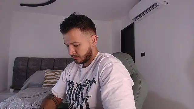 Snapshot of mister_miike chatting on November 6, 2025, 3:07 am mister miike online show from November 6, 2025, 3:07 am