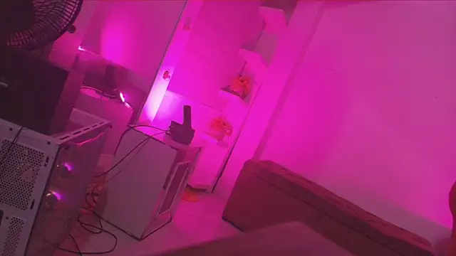 emyli sw  online show from October 11, 2025, 3:06 am