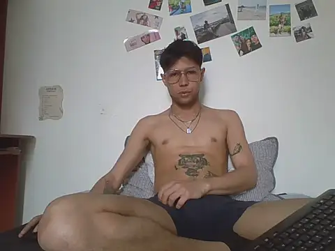 Snapshot of YourDirtyboy242 chatting on November 10, 2025, 4:39 pm YourDirtyboy242 online show from November 10, 2025, 4:39 pm