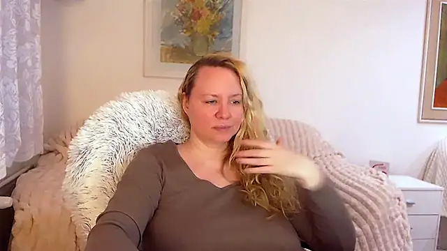 Snapshot of Sarah4you chatting on February 15, 2025, 4:23 pm Sarah4you online show from February 15, 2025, 4:23 pm