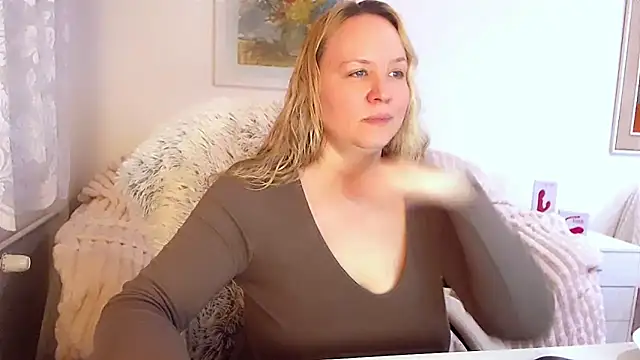 Snapshot of Sarah4you chatting on February 18, 2025, 9:53 pm Sarah4you online show from February 18, 2025, 9:53 pm