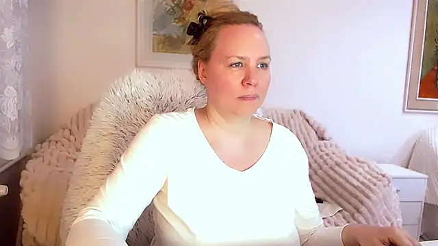 Snapshot of Sarah4you chatting on March 8, 2025, 9:40 pm Sarah4you online show from March 8, 2025, 9:40 pm