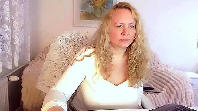 Snapshot of Sarah4you chatting on March 19, 2025, 12:37 am Sarah4you online show from March 19, 2025, 12:37 am