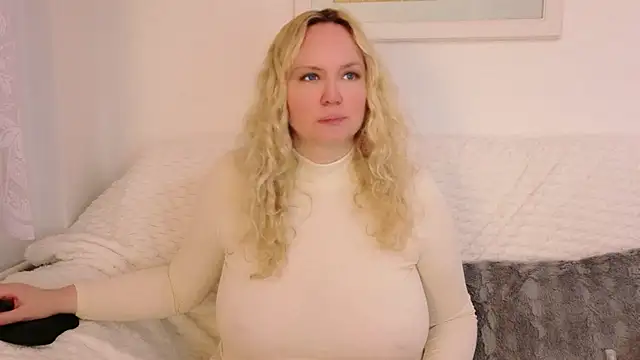 Sarah4you online show from December 1, 2025, 9:42 pm