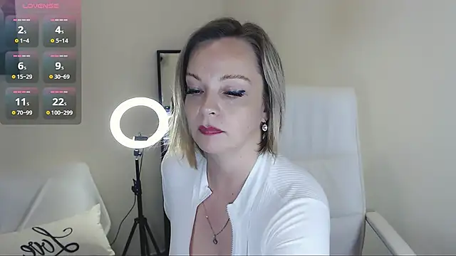 Snapshot of Tilly_Eliot chatting on February 4, 2025, 9:10 pm Tilly Eliot online show from February 4, 2025, 9:10 pm