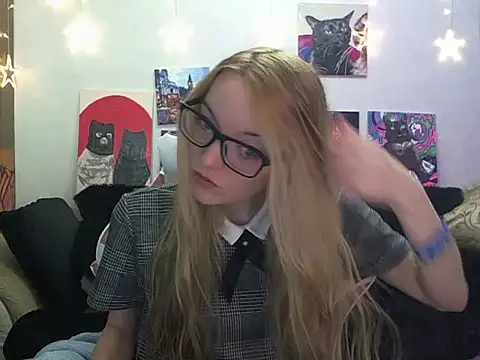 Snapshot of SecretSophia chatting on November 12, 2025, 5:35 pm SecretSophia online show from November 12, 2025, 5:35 pm