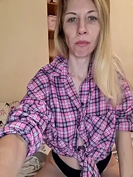 Snapshot of MissisMilk chatting on January 5, 2025, 8:00 pm MissisMilk online show from January 5, 2025, 8:00 pm